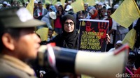 Perwakilan keluarga korban itu mendatangi ruang pengaduan ditemani oleh koordinator GNKR Ahmad Yani, Wakil Ketua PA 212 Ustaz Asep Syarifudin, dan beberapa anggota 212 lain.