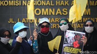 Hingga saat ini, mereka sedang melakukan diskusi dengan komisioner Komnas HAM di ruang pengaduan. Selain itu, terlihat polisi dan kendaraan taktis berjaga di sekitar Komnas HAM.