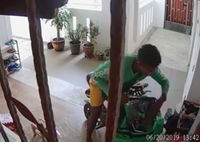 Waduh! Pengantar Makanan Ini Curi Sepatu Pembeli Saat Antar Pesanan