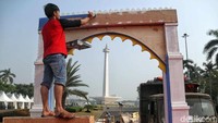 Sejumlah pekerja membuat mobil hias Jakarnaval (Jakarta Karnaval) yang merupakan rangkaian dari perayaan HUT DKI Jakarta ke-492 di kawasan Monas, Jakarta, Jumat (28/6/2019).