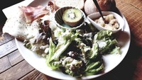 Salah satu menu yang dicoba Nattaya saat kulineran ternyata cukup lengkap. Ada salad, roti, bacon, hingga kiwi yang jadi santapannya. Foto: Facebook Nattaya Nat