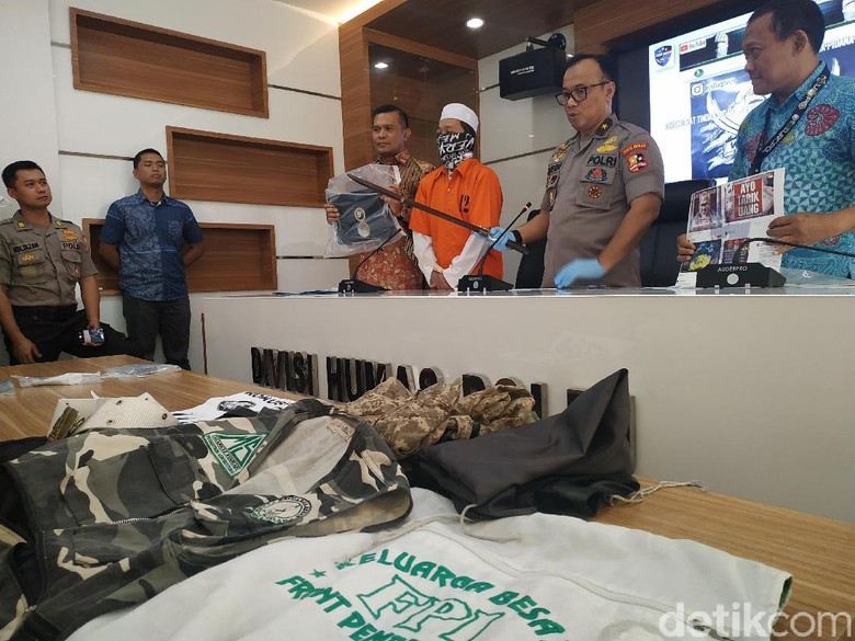 Simpatisan FPI Penyebar Konten Propaganda Moslem Cyber Army Ditangkap Simpatisan FPI Penyebar Konten Propaganda Moslem Cyber Army Ditangkap
