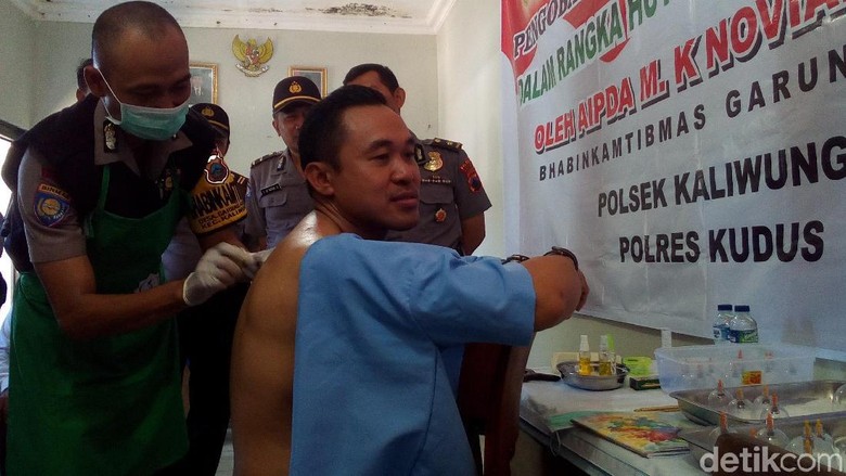 Polisi di Kudus Ini Ahli Bekam, Obati Warga Secara Gratis Polisi di Kudus Ini Ahli Bekam, Obati Warga Secara Gratis