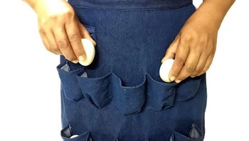 Nah, Yesito juga punya produk unik lain terkait. Bentuknya mirip celemek, dengan fungsi memudahkanmu saat mengumpulkan telur ayam, bebek, atau hewan petelur lainnya. (Foto: Dok. Yesito/Amazon.com via Boredpanda.com)