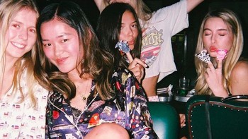 Eve tak segan membagikan kehidupan pribadinya di Instagram. Terlihat ia punya banyak teman dan hobi berpesta. Foto: Instagram