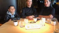  Lunch, tulis pemain Juventus itu pada 6 April lalu. Saat itu, dirinya dan Georgina juga Christiano Ronaldo Junior menyambangi sebuah restoran fine dining. Foto: Instagram christiano