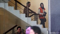 Asty naik ke ruang pemeriksaan.