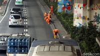 Para petugas dikerahkan untuk mengecat ulang trotoar yang warnanya mulai memudar di kawasan Jalan Ahmad Yani, By Pass, Jakarta Timur.