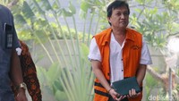 Bernard sendiri disebut KPK memberi suap kepada Bupati Talaud Sri Wahyumi dengan menggunakan barang-barang mewah senilai Rp 513 juta.