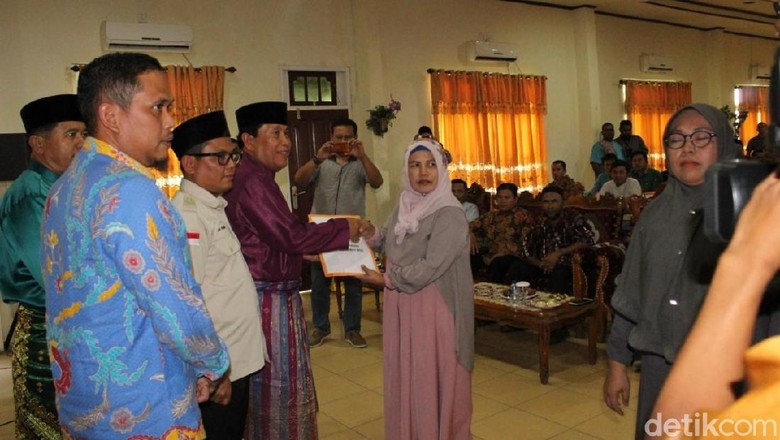 Keluarga Panwascam yang Gugur Saat Pemilu di Riau Terima Santunan Keluarga Panwascam yang Gugur Saat Pemilu di Riau Terima Santunan