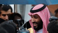 Putra Mahkota Arab Saudi Pangeran Mohammed bin Salman nampak tersenyum saat tiba di Osaka untuk menghadiri KTT G20. Jorge Silva/Reuters.