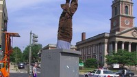 Seorang seniman Amerika melakukan unik dalam mengenalkan seni dan menikmati perjalanannya. Dia selalu membuat pose manekin di setiap kota yang disinggahinya. (jenki.ns/Instagram)