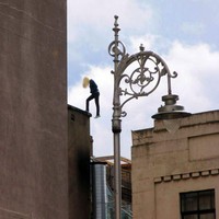 Karya seni Mark yang ini mungkin bisa bikin jantung copot. Untungnya bukan manusia yang mau bunuh diri. (Foto: Dok. Amazon)