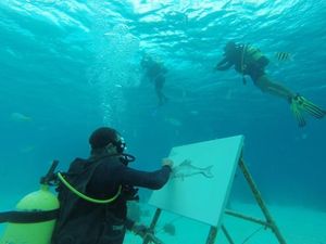 Wow! Seniman Kuba Bisa Melukis di Bawah Laut