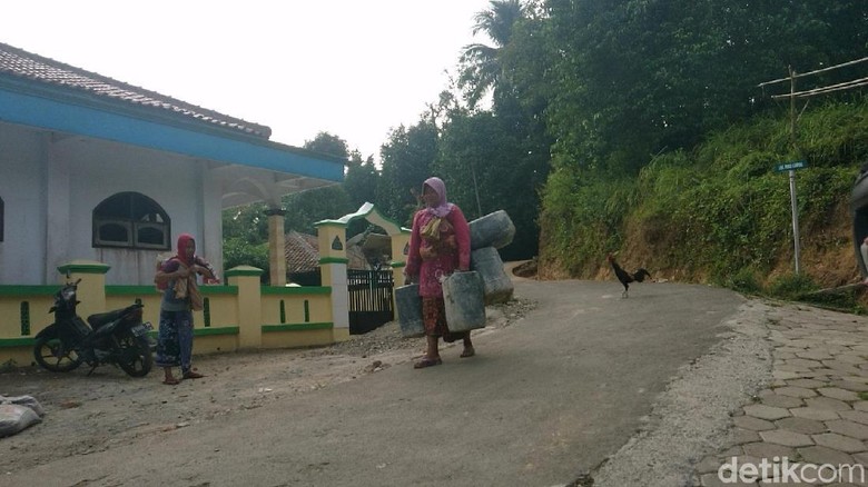 Kekeringan Landa Cilegon, Warga Harus Tempuh 2 Km ke Sumber Air Kekeringan Landa Cilegon, Warga Harus Tempuh 2 Km ke Sumber Air