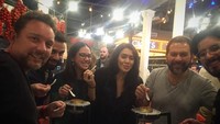 Kalau hang out bareng teman-teman, Daniela lebih suka makan bareng. Nyam! Foto: Instagram danielasotoinnes