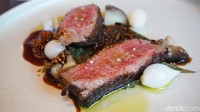 Sajian utama yang tak boleh dilewatkan Wagyu striploin disajikan dengan pickle perilla dan soy mustard seed. Tekstur dagingnya lembut juicy! Foto: Lusiana/detikFood