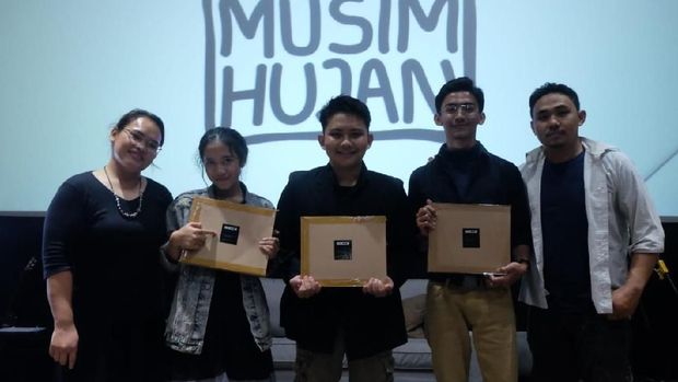 Pidi Baiq, Antara Buku dan Film