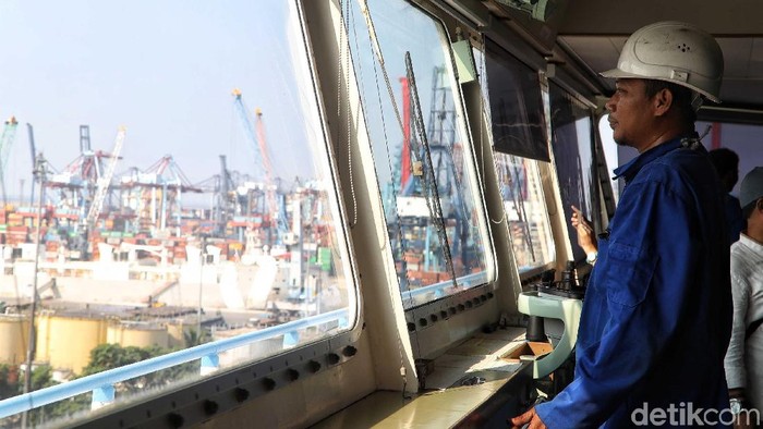 Kepala Kesyahbandaran Utama Tanjung Priok Amiruddin menemui anak buah kapal (ABK) dalam rangka memperingati Hari Pelaut Sedunia.