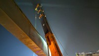 Pelaksanaan pemasangan steel box girder berlangsung tiap hari saat window time, yakni pukul 22.00-05.00 WIB. Selain itu, pihaknya juga senantiasa berkoordinasi dengan berbagai pihak pelaksana proyek-proyek lain yang berada di sekitar Jalan Tol Jakarta-Cikampek, seperti LRT Jakarta-Bekasi Timur, Kereta Cepat Jakarta-Bandung, dan Jalan Tol Cibitung-Cilincing. Koordinasi ini diperlukan agar pelaksanaan pembangunan proyek-proyek di sekitar Jalan Tol Jakarta-Cikampek tidak saling bersinggungan. Foto: Dok. PT Jasa Marga (Persero) Tbk.