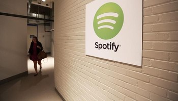 Dalam buku berjudul The Real Frank Zappa Book yang rilis pada 1989, Frank Zappa memunculkan kehadiran platform berbagi file dan layanan streaming musik. Saat ini, ada Spotify sampai Apple Music yang mewujudkan ramalan itu. (Foto: GettyImages)