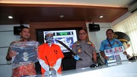 Polisi juga menunjukkan barang bukti senjata tajam.