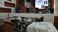 Kasubdit II Direktorat Tindak Pidana Siber Bareskrim Polri, Kombes Rickynaldo Chairul menggatakan, AY adalah aktor di balik konten-konten negatif yang sarat akan SARA, ujaran kebencian, hoax yang selama ini bertebaran di media sosial dan bersifat menyerang golongan tertentu serta pemerintah. 