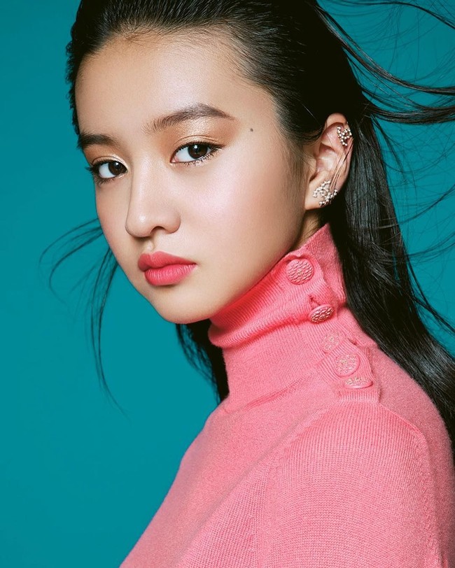 Aktor Takuya Kimura yang menikah dengan penyanyi Jepang, Shizuka Kudo, dikaruniai dua orang anak, Kokomi dan Mitsuki. Dan wanita cantik yang beraksi bak model ini adalah putri bungsunya Mistuki atau akrab disapa Koki. Foto: Instagram @koki