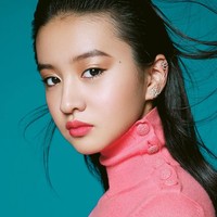 Aktor Takuya Kimura yang menikah dengan penyanyi Jepang, Shizuka Kudo, dikaruniai dua orang anak, Kokomi dan Mitsuki. Dan wanita cantik yang beraksi bak model ini adalah putri bungsunya Mistuki atau akrab disapa Koki. Foto: Instagram @koki