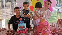 Tuh kan, lagi-lagi menjaga ketiga anak sang kekasih. Kali ini Georgina dan Christiano Ronaldo Jr merayakan ulang tahun si kembar Eva dan Mateo. Foto: Instagram georgina