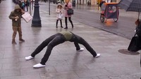 Semua punya makna untuk mengingatkan orang-orang peduli dengan dunia sosialnya. Ini adalah salah satu manekinnya di Lodz, Polandia. (jenki.ns/Instagram)