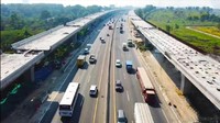 “Jadi, pekerjaan fisiknya telah mencapai 86% dan ditargetkan selesai konstruksinya pada akhir September 2019 untuk selanjutnya dilakukan uji layak fungsi dan layak operasi ,” ujar Direktur Utama PT JJC Djoko Dwijono, dalam keterangan tertulis, Jumat (28/6/2019). Ia menambahkan, pekerjaan konstruksi Jalan Tol Jakarta-Cikampek II (Elevated) masih menyisakan 139 steel box girder yang belum terpasang dari 2.585 steel box girder yang dibutuhkan dalam proyek Jalan Tol Jakarta-Cikampek II (Elevated). Foto: Dok. PT Jasa Marga (Persero) Tbk.