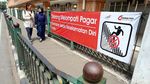 Parah! Warga Nekat Lompat Pagar Stasiun