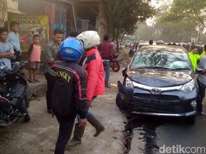 Mobil Lawan Arah Picu Tabrakan Beruntun, Polisi: Cuma Kerugian Materi