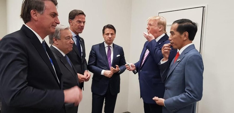 Trump Berbagi Permen Sambil Bincang Santai dengan Jokowi Trump Berbagi Permen Sambil Bincang Santai dengan Jokowi