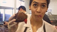 Masih tergolong muda, yakni berusia 28 tahun, Daniela agaknya menikmati setiap momen saat memasak. Salah satunya saat hendak mengolah kerang ini. Foto: Instagram danielasotoinnes