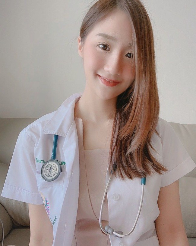 Dokter muda Varanya Nganthavee mencuri perhatian setelah ia berbagi bagaimana dirinya menghabiskan hari pertamanya bekerja. Ia pun mendapatkan pasien yang meninggalkan kesan abadi untuknya. Foto: Instagram @lilyvaranya