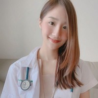 Dokter muda Varanya Nganthavee mencuri perhatian setelah ia berbagi bagaimana dirinya menghabiskan hari pertamanya bekerja. Ia pun mendapatkan pasien yang meninggalkan kesan abadi untuknya. Foto: Instagram @lilyvaranya