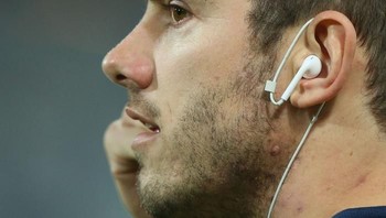 Earphone dan beragam alat pendengar musik sejenis yang kita kenal sekarang sudah diprediksi oleh Rad Bradbury pada 1953 silam. (Foto: GettyImages)