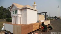 Ada sejumlah mobil hias dengan beragam bentuk bertemakan kota Jakarta yang akan ditampilkan di Jakarnaval. Salah satunya adalah mobil hias yang dilengkapi dengan miniatur Istana Merdeka ini.