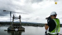 Kepala Balai Pelaksanaan Jalan Nasional (BPJN) XXI Kendari, Sultra Yohanis Tulak Todingrara mengatakan dengan konektivitas yang semakin lancar diharapkan meningkatkan pertumbuhan ekonomi daerah sehingga dapat membantu proses percepatan pembangunan di wilayah tersebut. Progres pembangunan Jembatan Teluk Kendari mencapai 52 % dengan target selesai Februari tahun 2020, kata Yohanis Tulak, dalam keterangan tertulis Kementerian PUPR, dikutip Jumat (28/6/2019). Foto: Dok. Kementerian PUPR