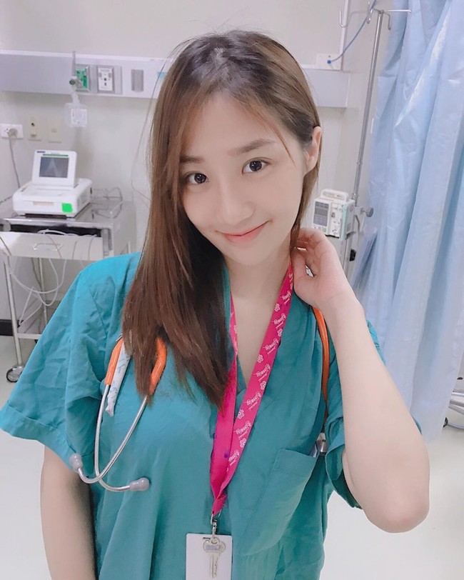 Cerita kesan pertamanya saat bekerja sebagai dokter yang dapat kejutan tak terduga dengan menangani pasien itu pun jadi viral, dan membuat dokter berusia 25 tahun populer. Foto: Instagram @lilyvaranya