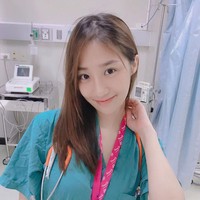 Cerita kesan pertamanya saat bekerja sebagai dokter yang dapat kejutan tak terduga dengan menangani pasien itu pun jadi viral, dan membuat dokter berusia 25 tahun populer. Foto: Instagram @lilyvaranya
