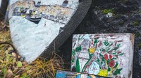 Sehingga brand peri sudah menjadi industri rumahan di Islandia. Suvenir yang berkaitan dengan peri laku di kalangan turis. (Ian Young/BBC)