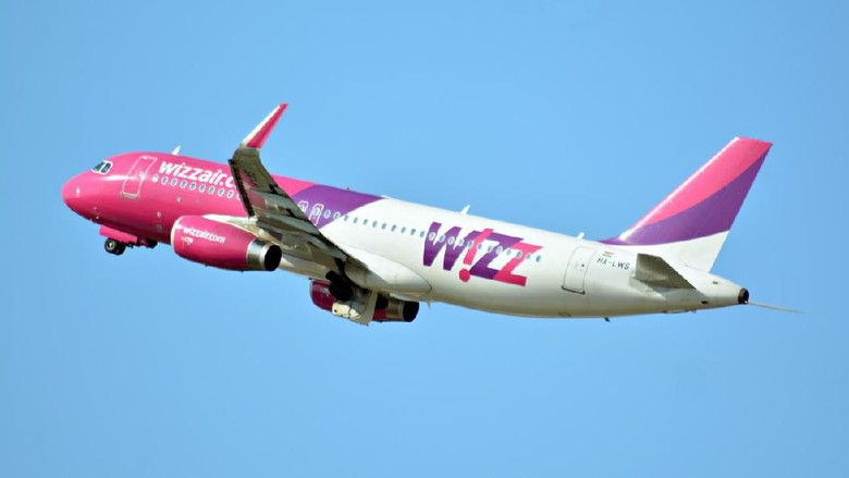 Warsaw, Poland. 21 July 2018. Airplane HA-LWS - Airbus A320-232 - Wizz Air taking off from the Warsaw Chopin Airport.