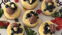 Duh so sweet! Anak dan istri Mike membuat kue spesial di hari ayah. Cake dengan topping blueberry ini juga dilengkapi tulisan Happy Fathers Day.  Foto: instagram