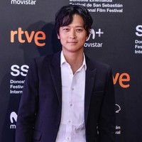 Song Hye Kyo dan Gang Dong-won beradu akting menjadi pasangan suami - istri dalam film My Briliant Life yang rilis pada 2014. Setelah film tersebut keduanya dikabarkan pacaran. Apalagi Song Hye Kyo dan Gang Dong-won tertangkap kamera menghabiskan waktu bersama di Paris. Namun agensi keduanya membantah ada hubungan asmara di antara mereka. Kebersamaan di Paris disebut untuk keperluan sebuah syuting. Foto: Dok. Getty Images, Istimewa