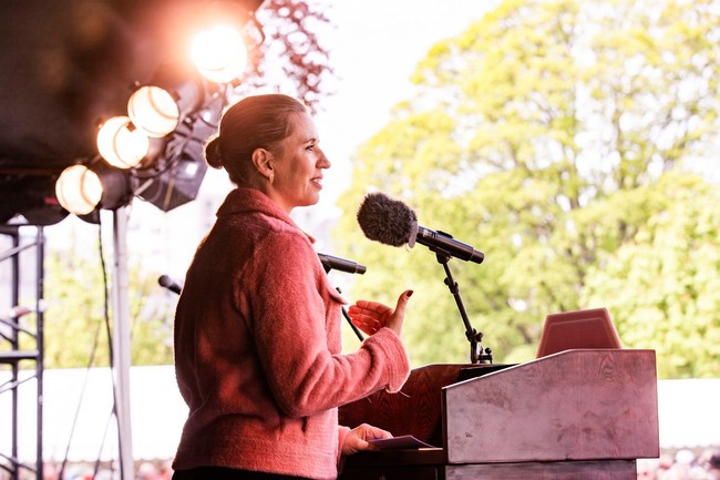Wanita kedua yang pernah menjabat sebagai Perdana Menteri Denmark tersebut pun baru saja mengumumkan tim pemerintahan sayap kiri yang terdiri dari 20 menteri. Aku sangat senang bisa mengumumkan bahwa setelah tiga bulan negosiasi, kami punya mayoritas untuk membentuk sebuah pemerintahan baru, ungkapnya dilansir CNN. Foto: Facebook Mette Frederiksen