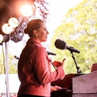 Wanita kedua yang pernah menjabat sebagai Perdana Menteri Denmark tersebut pun baru saja mengumumkan tim pemerintahan sayap kiri yang terdiri dari 20 menteri. Aku sangat senang bisa mengumumkan bahwa setelah tiga bulan negosiasi, kami punya mayoritas untuk membentuk sebuah pemerintahan baru, ungkapnya dilansir CNN. Foto: Facebook Mette Frederiksen