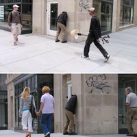 Salah satu karya Mark adalah maneken dengan kepala yang seolah masuk ke dalam tembok. (Foto: Dok. Amazon)